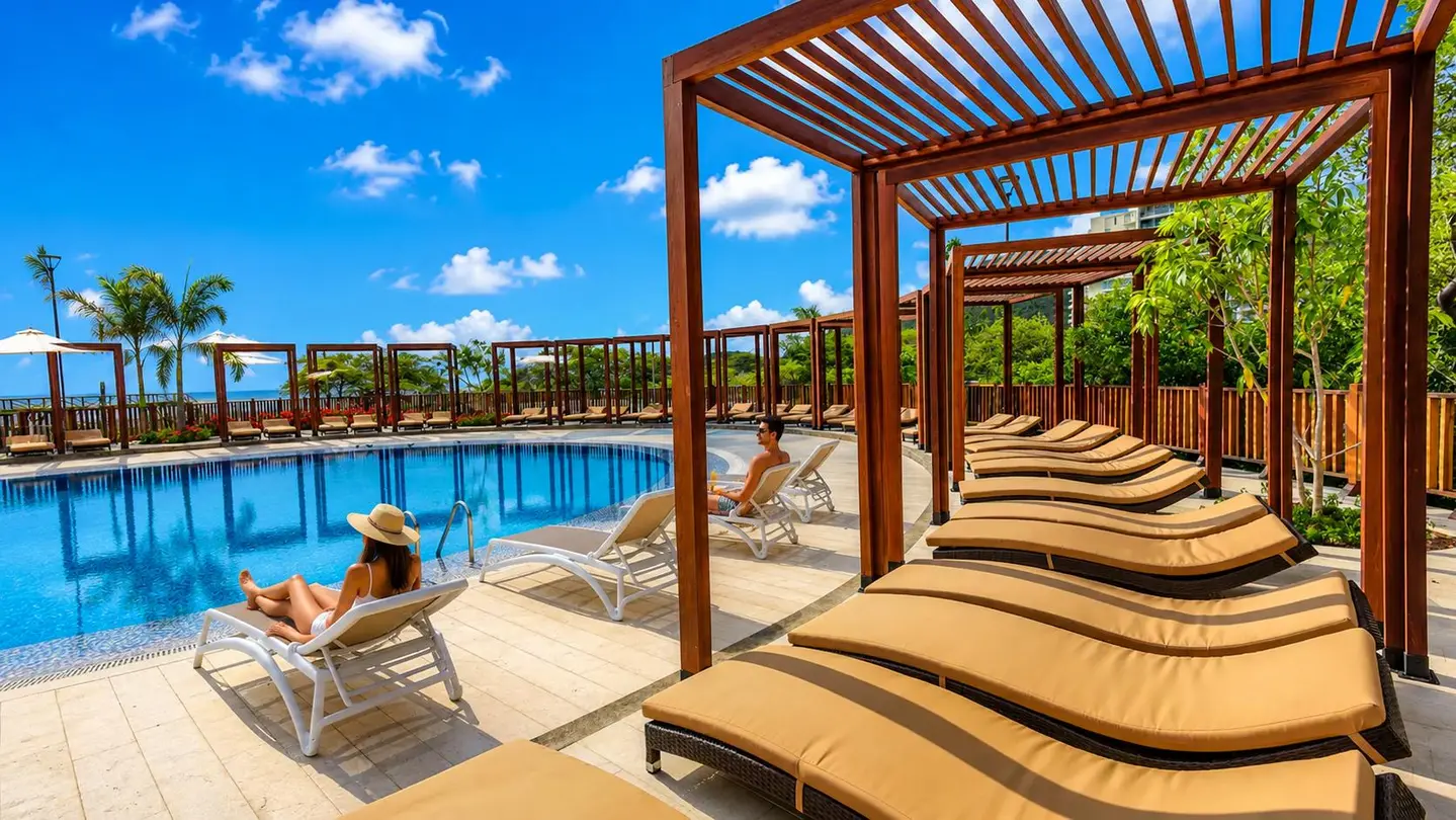 Piscina y zona de descanso al aire libre frente al Caribe