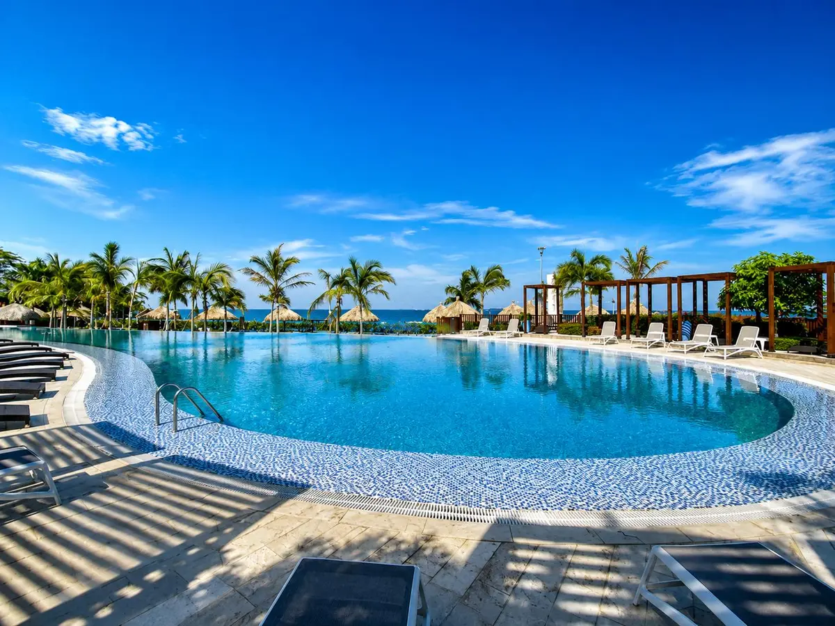Piscina frente al mar Caribe en Samaria Club de Playa