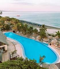 Piscina principal de Samaria Club de Playa con vista al mar